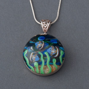 This Artisan Ocean with Fish Lampwork Flamework Glass pendant necklace